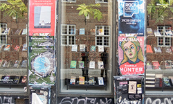 Bild eines Schaufensters mit Büchern und Plakaten