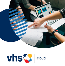 Bild mit Computern und dem Logo der vhs-Cloud